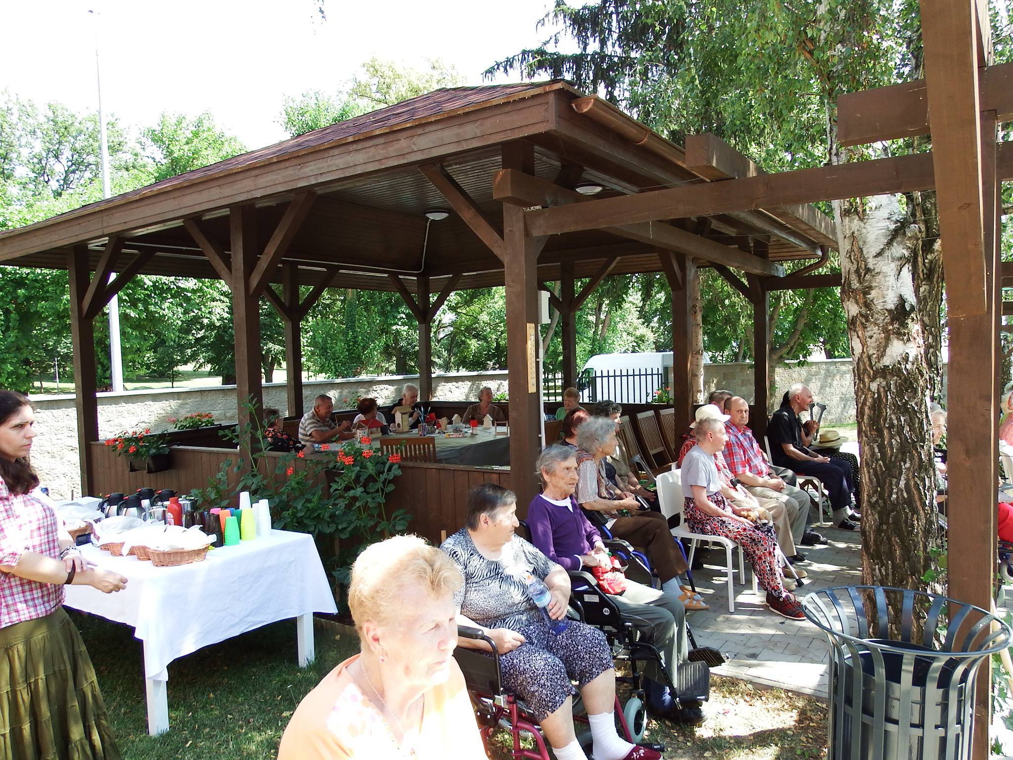 Grilovačka výroba krmidiel pre vtáčiky - tvoríme so seniormi